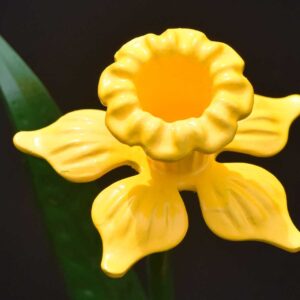 solid metal cast daffodil welded & painted for the outside