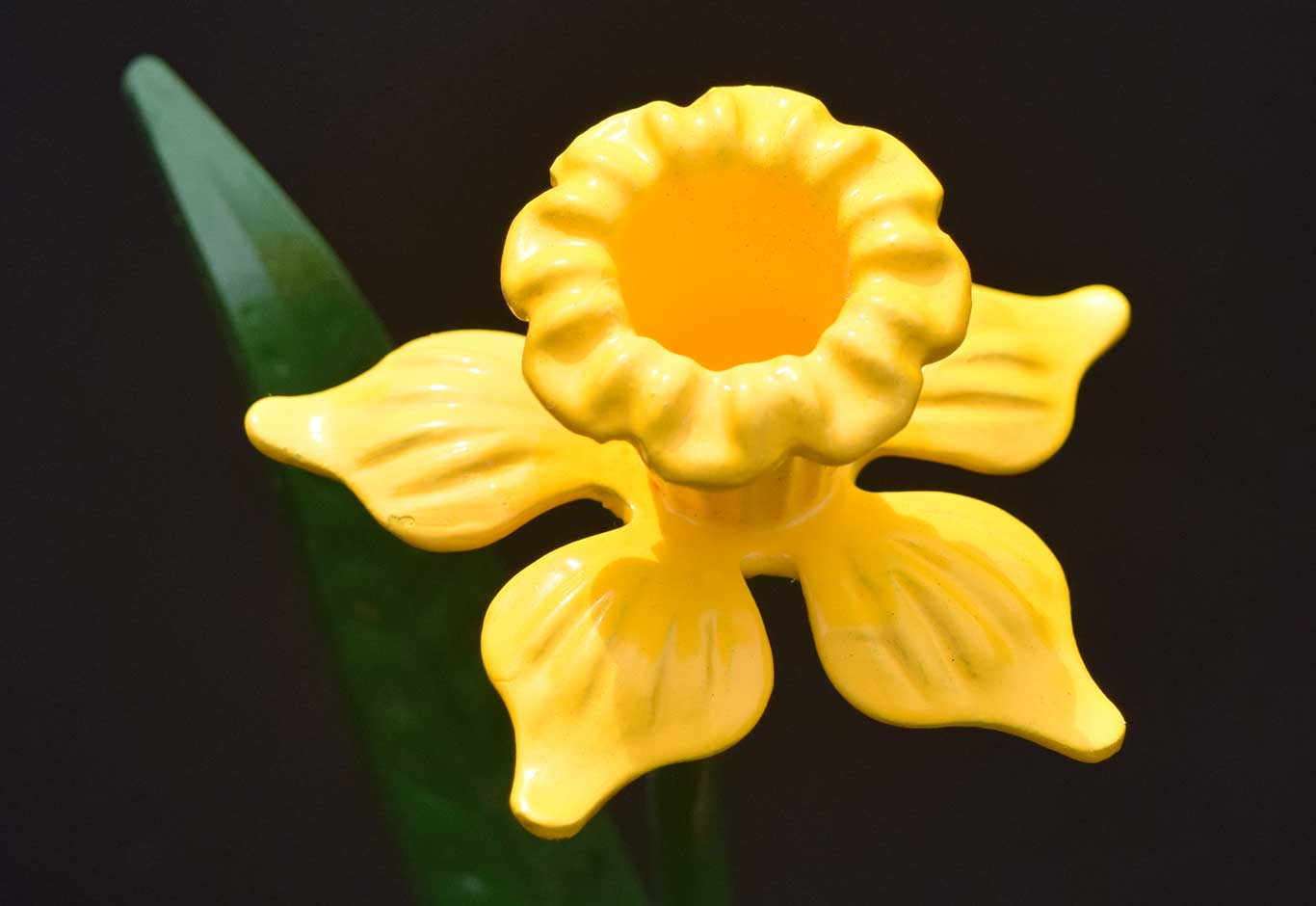 solid metal cast daffodil welded & painted for the outside
